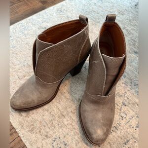 Lucky Brand// taupe/ gray Ankle Boots